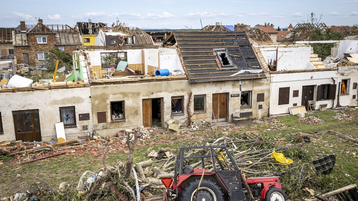 Lidé na jižní Moravě likvidovali 25. června 2021 škody, které způsobilo ničivé tornádo. Na snímku obec Mikulčice.