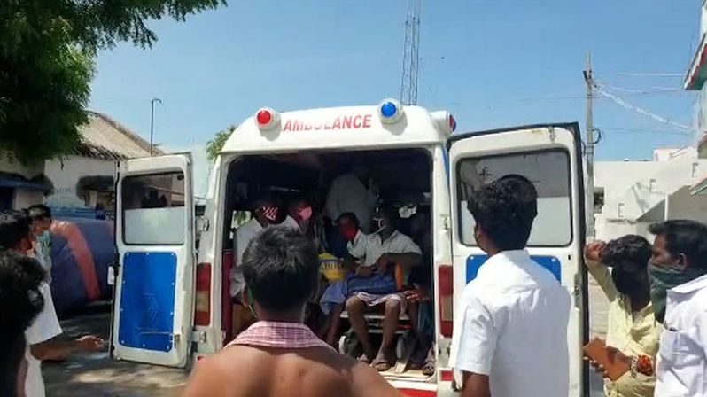 Rozestupy? V Indii nacpali do dvou sanitek 26 lidí s covidem