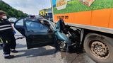 Řidič auta narazil v Praze zezadu do nákladního auta. Na místě zemřel
