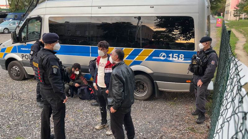 Po divoké honičce se z dodávky v Praze rozutekly desítky migrantů, řidič zmizel