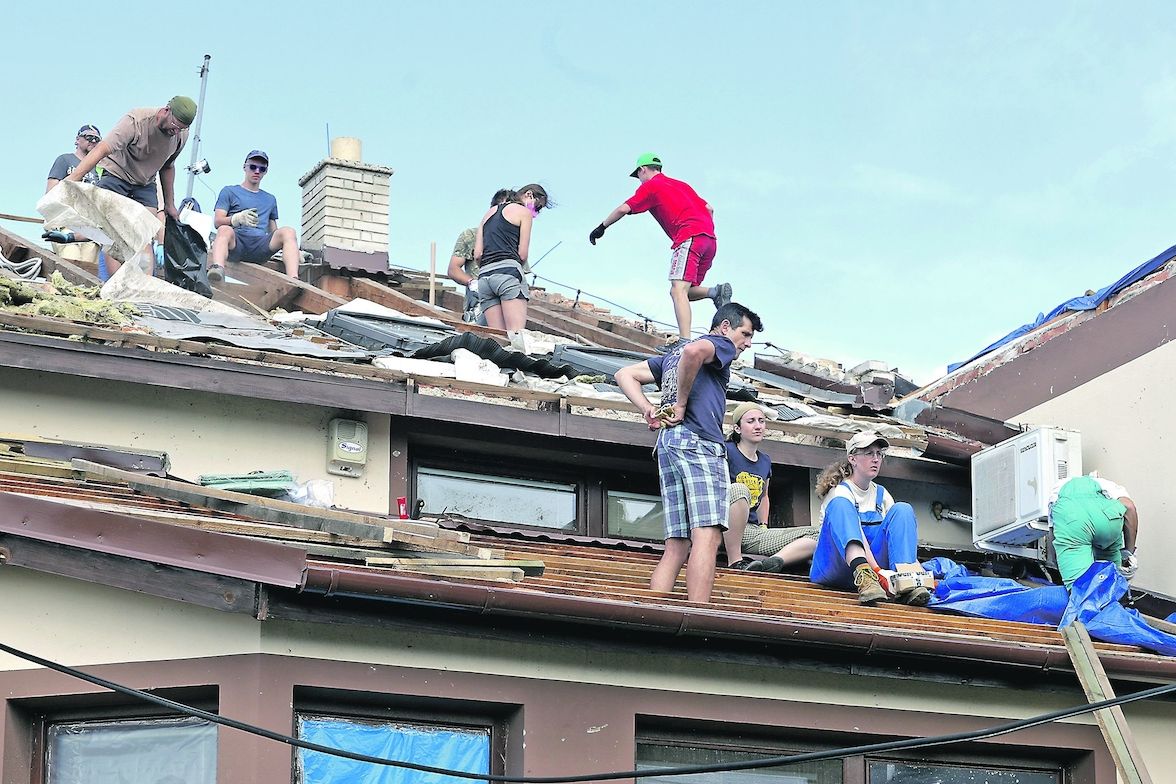 V postižených obcích se každý den usilovně pracuje, některé domy už budou mít novou střechu.