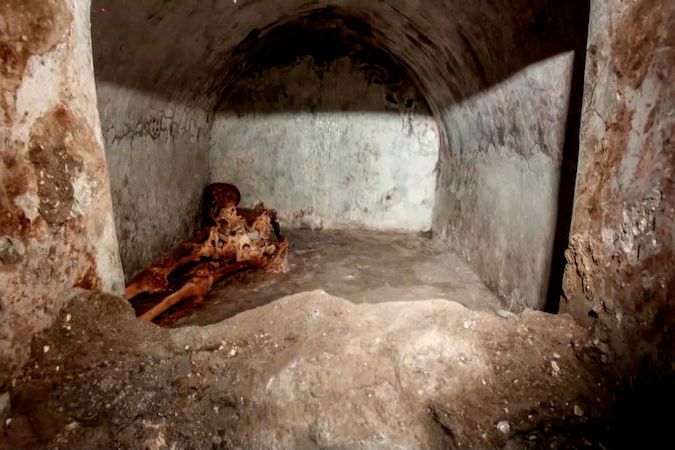 BEZ KOMENTÁŘE: V Pompejích našli nebývale zachovalé ostatky v hrobce s řeckým nápisem