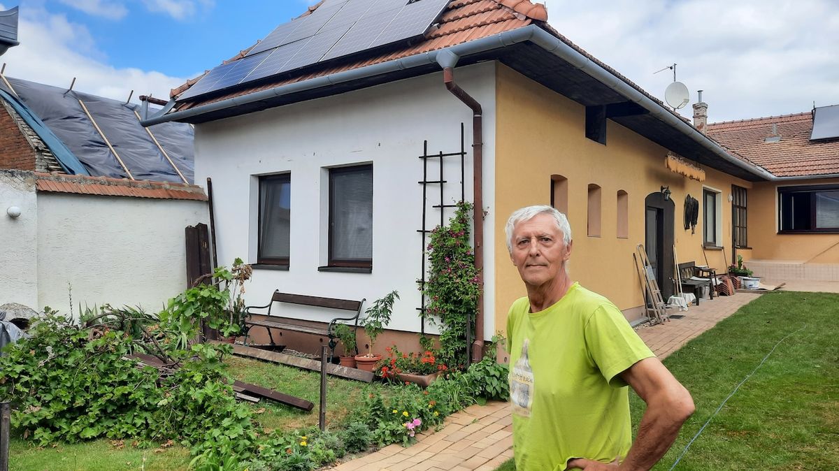 Soláry na střeše vydržely, sousedé v Hruškách si mohli nabíjet telefony