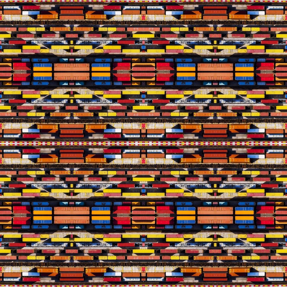 Kaleidoskopio (Benátsko, Itálie) - Finalista kategorie Abstrakt. Tato fotka byla inspirována barevnými vzory kmene Navajo. Jasné barvy kontejnerů a diagonály tvořené hrou světla a stínu dávají ožít zajímavému vzoru.