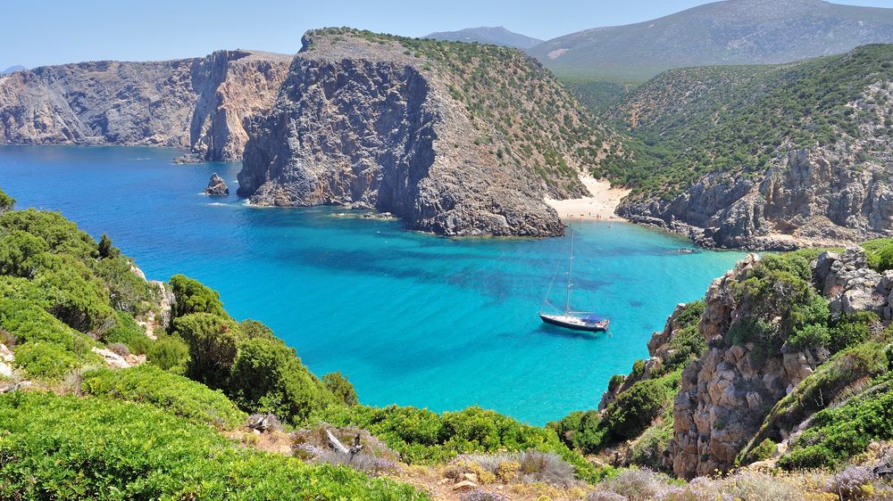 Turisté letos odvezli ze Sardinie už šest tun písku