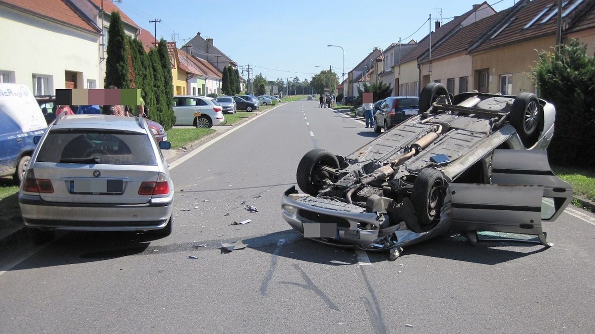 Muž na Uherskohradišťsku zdemoloval auto, které si krátce před tím koupil