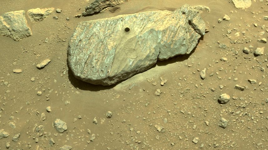 Roveru Perseverance se povedlo na Marsu nabrat vzorek materiálu