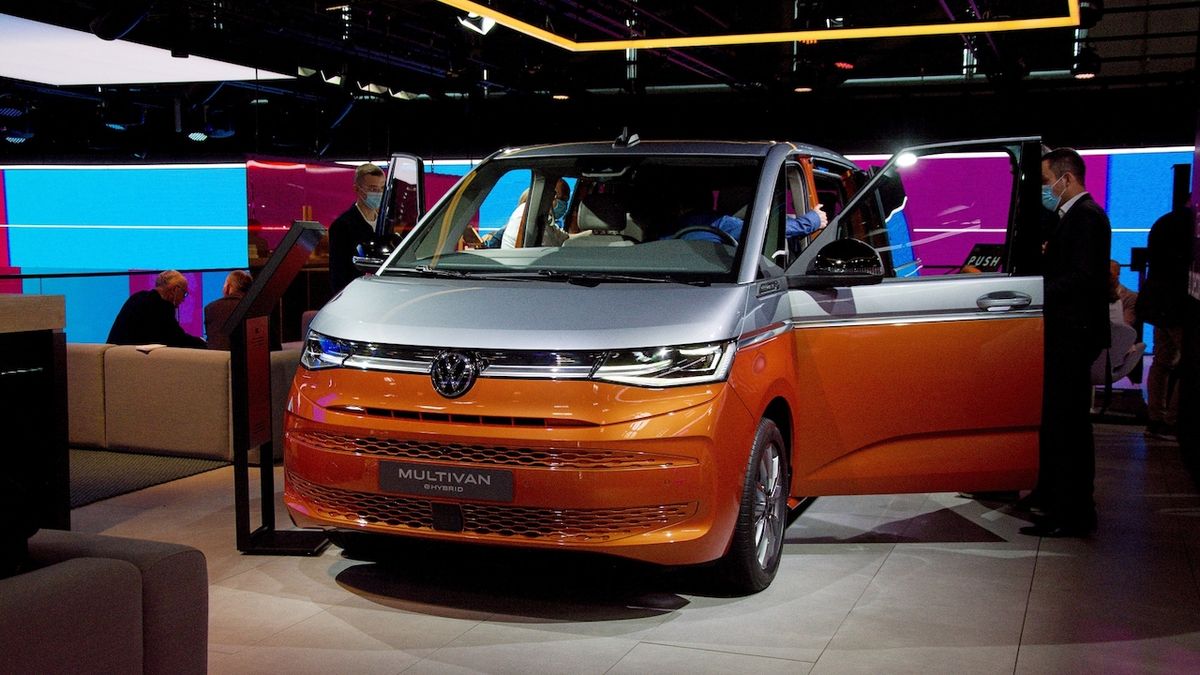 Nový Volkswagen Multivan naživo: Osobní dodávka pokročila do moderní doby