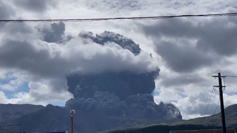 V Japonsku vybuchla sopka Aso. Explozi zachytila kamera