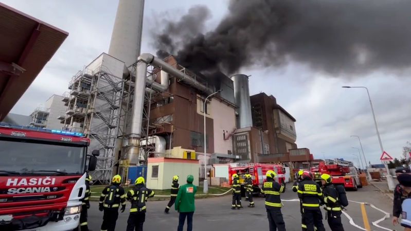 Bei einem Brand in einem der Gebäude greifen mehrere Einheiten in die Verbrennungsanlage Malešická ein.