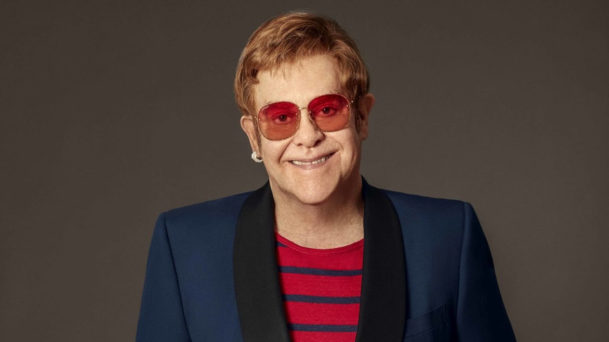 Elton John se v posledních měsících činil. 