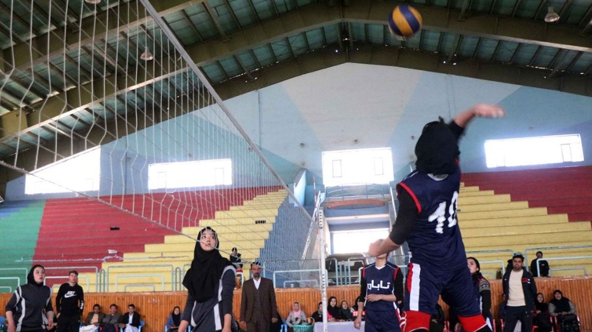 Mladé afghánské volejbalistce setnul hlavu Tálibán. Sportovkyně se bojí