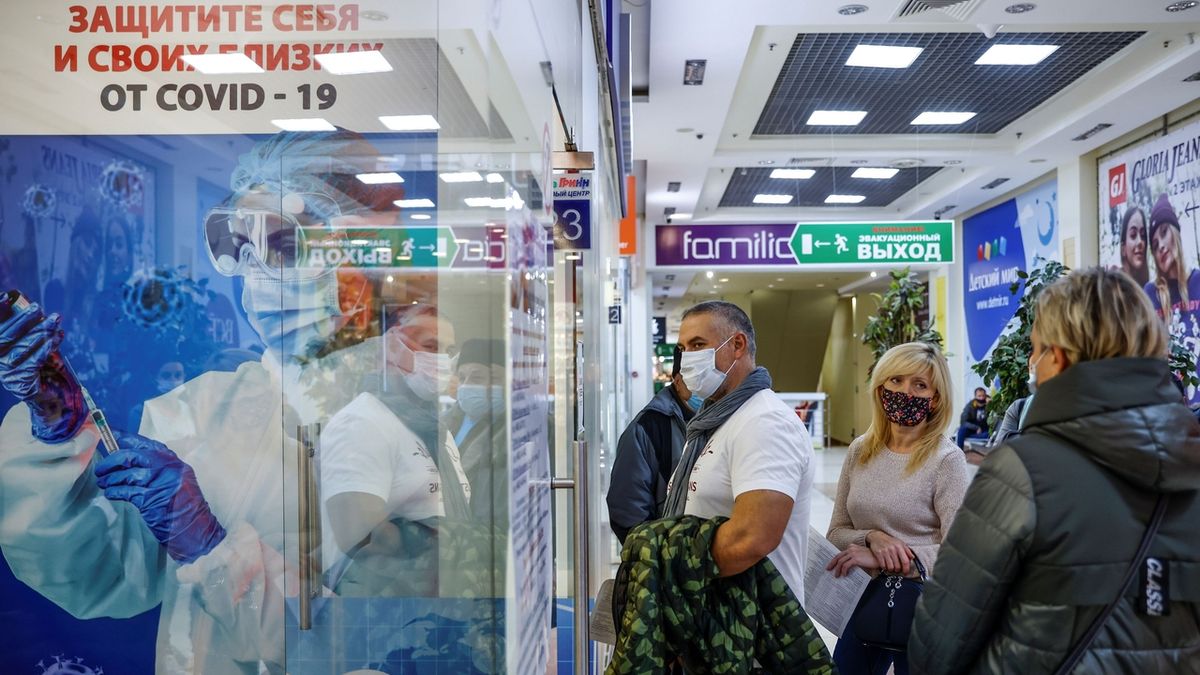 Obyvatelé západoruského města Orel čekají na vakcínu proti covidu-19. 