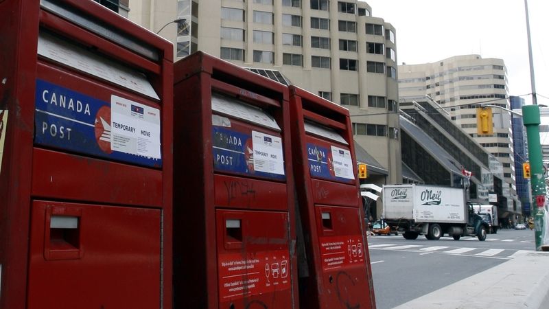 ÚTERÝ: Během kanadského summitu zástupců G-8 kvůli bezpečnosti z ulic Toronta zmizely poštovní schránky a odpadkové koše.