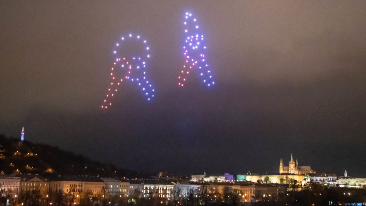 Oslavy 17. listopadu: Nebe nad Prahou a Brnem rozzářily drony, lidé cinkali klíči