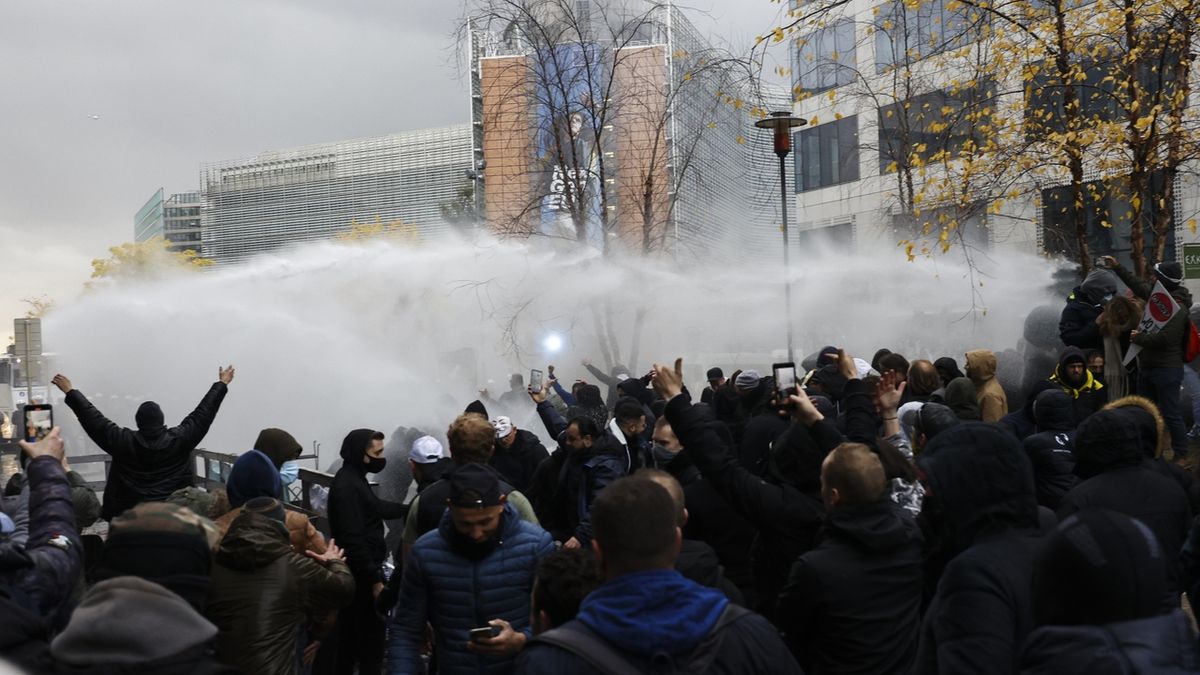 Vodní děla, slzný plyn. V Bruselu protestuje proti covidovým opatřením 35 tisíc lidí