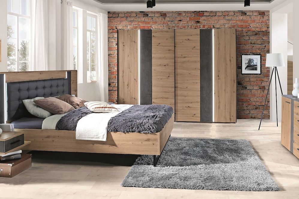 Imitace šedého betonu a dubového dřevodekoru vytváří zajímavou kombinaci. Design je inspirován industriálním stylem. Cena postele 14 999 Kč.