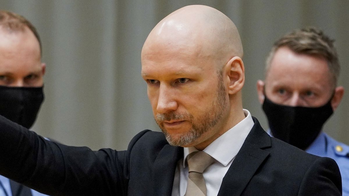 Masový vrah Breivik u soudu, jedná se o jeho podmíněném propuštění