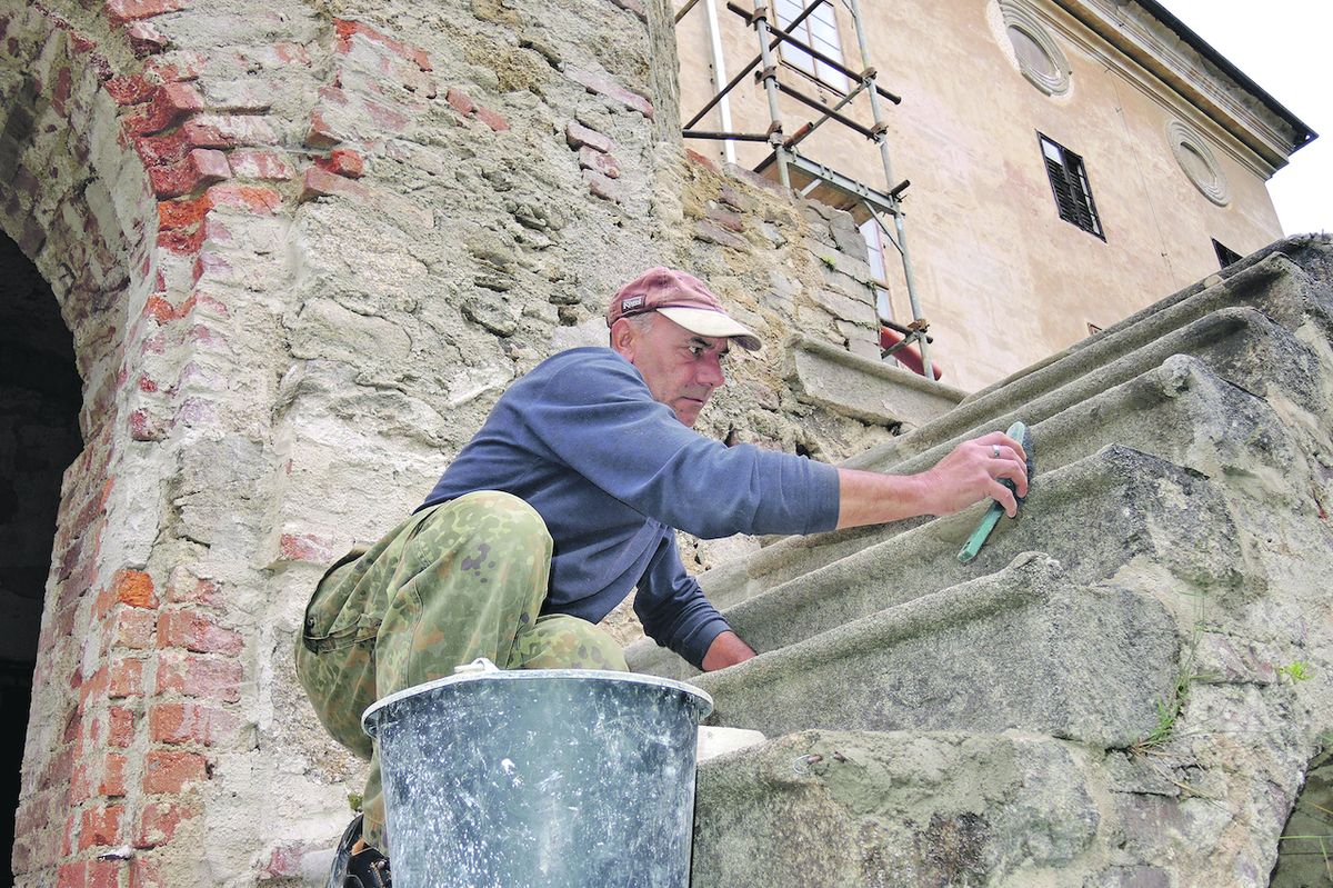 Drahota škrtla třeba plánovanou opravu schodiště na zámku Zelená Hora, takhle se tady řemeslníci činili v roce 2016. 