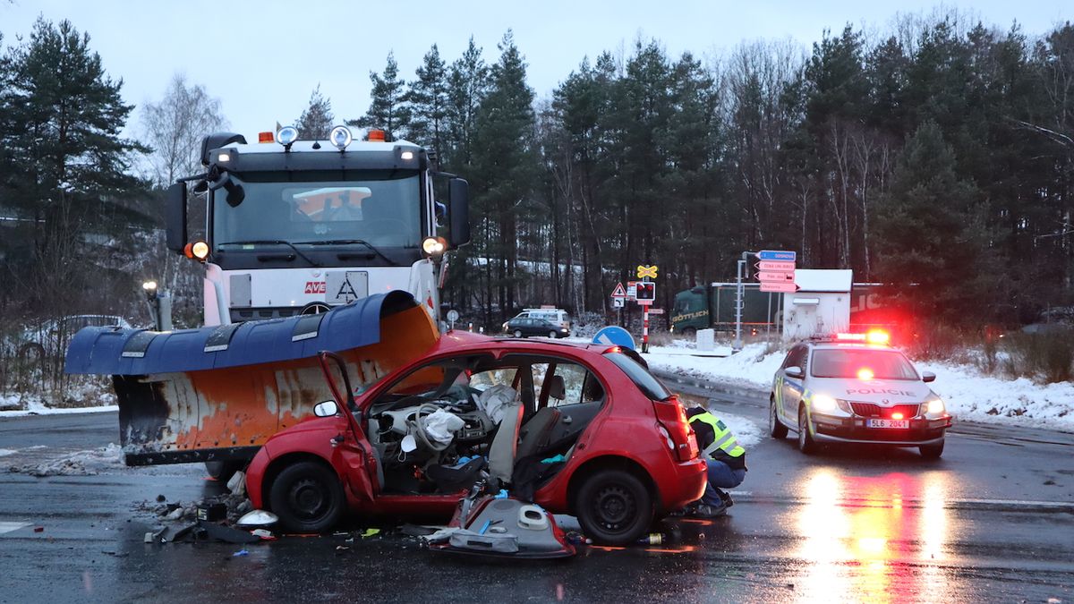 Kvůli tragické nehodě na Českolipsku obvinila policie řidiče sypače