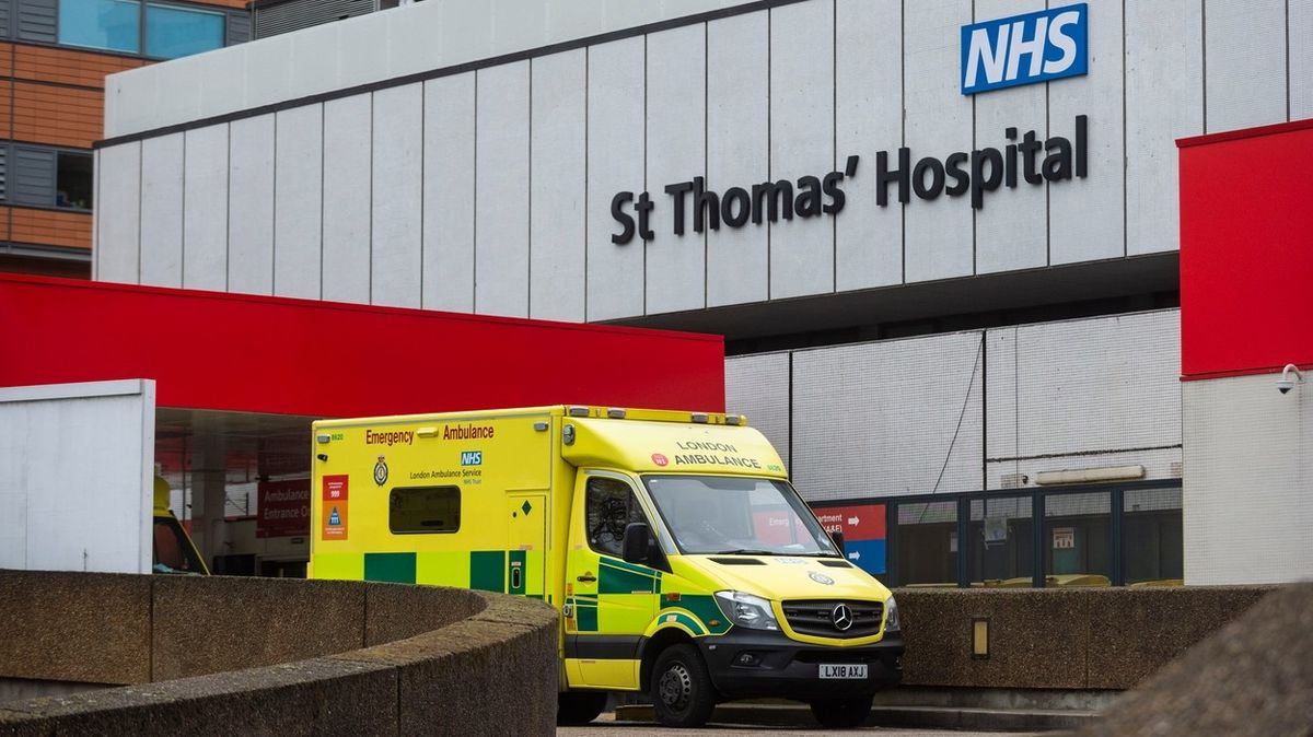 Další čísla z Británie: Riziko hospitalizace s omikronem je o polovinu nižší