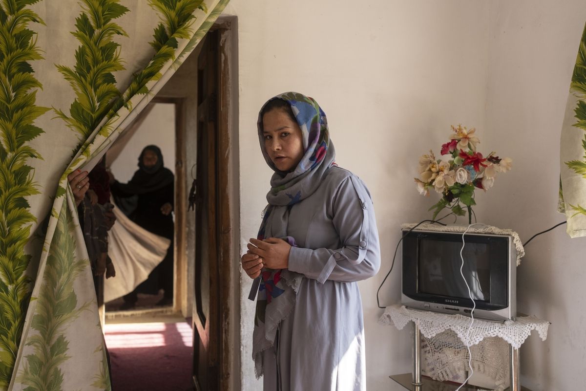 Jedna z Afghánek závislá na potravinové pomoci OSN. Peníze docházejí i střední třídě. Televize je typickou součástí afghánské domácnosti. 