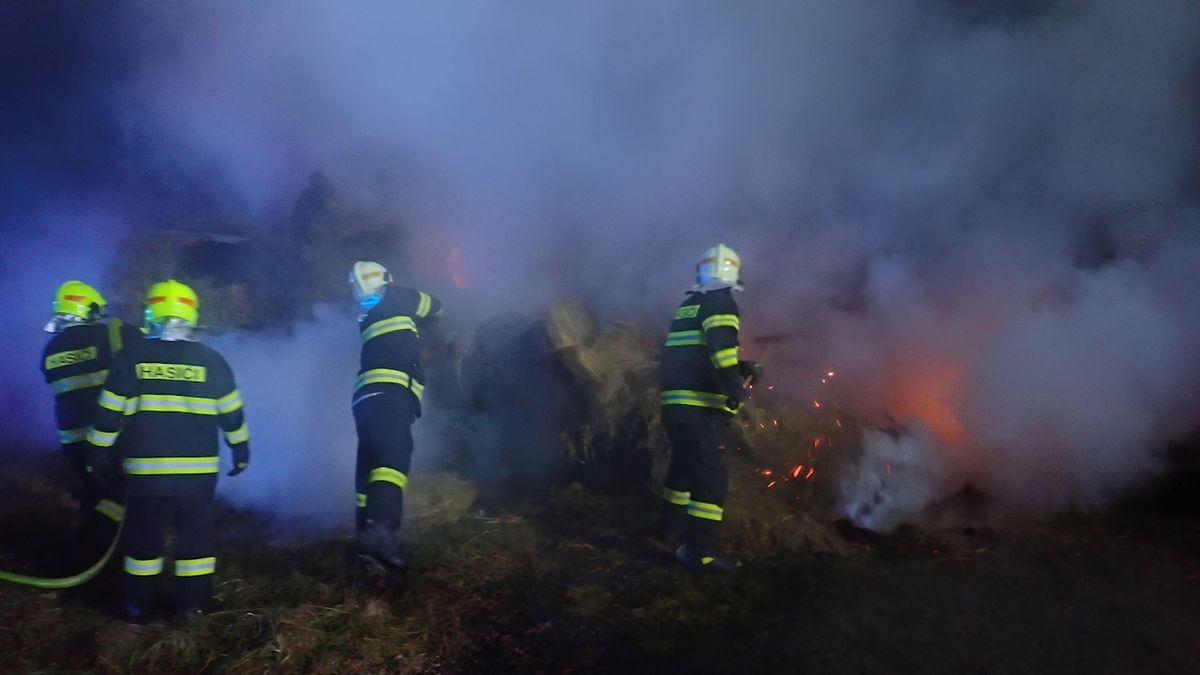 Hasiči ve Zlínském kraji zasahovali v sobotu časně ráno i u požáru balíků slámy v Hřivínově Újezdu na Zlínsku.