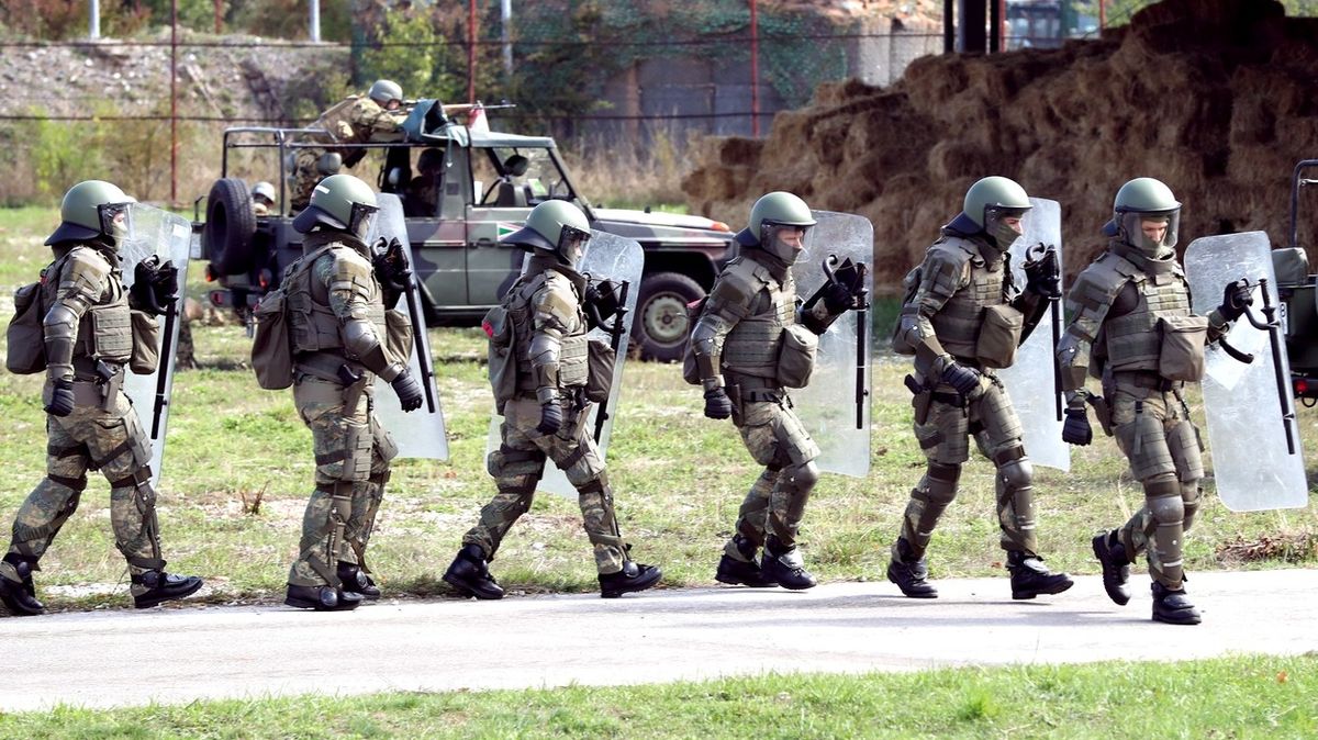 Cvičení vojáků mezinárodních jednotek v Sarajevu