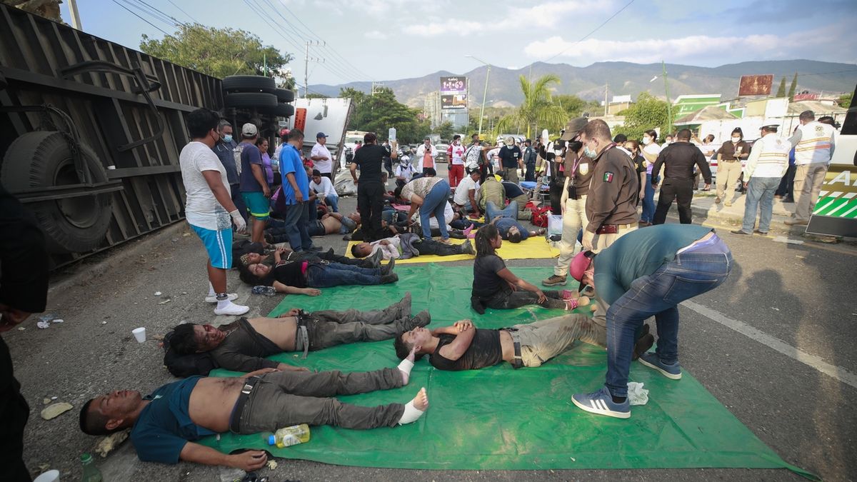 V Mexiku se převrátil kamion s migranty: 54 mrtvých, těla byla rozházená po silnici