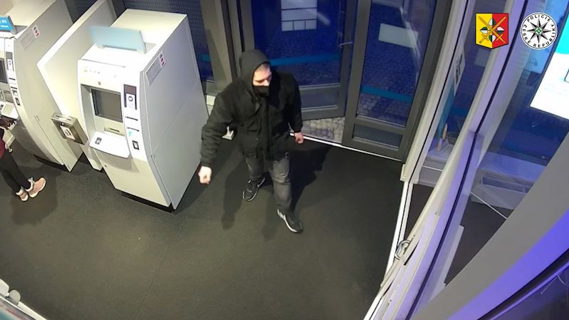 Stovky tisíc korun sebral lupič z banky v Praze, zachytila ho kamera