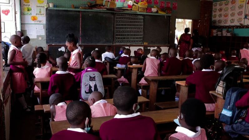 V Ugandě se žáci vrací do lavic po dvou letech. Část už začala pracovat