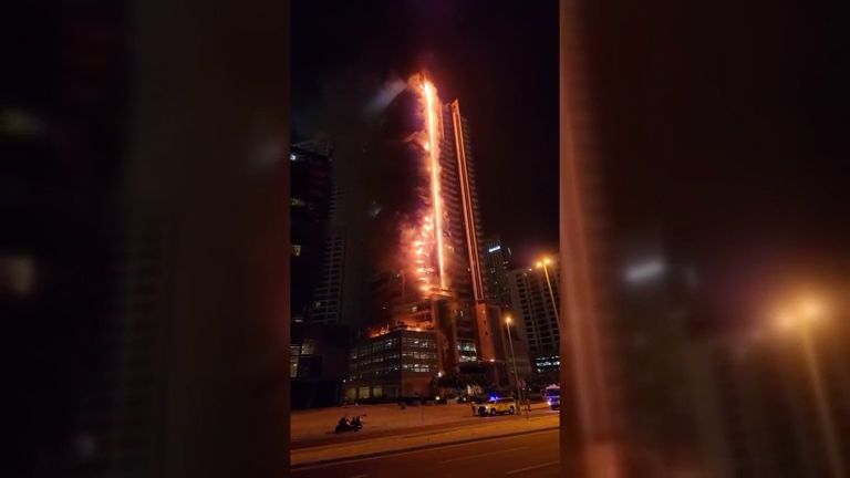 Budovu poblíž nejvyššího mrakodrapu světa zasáhl požár