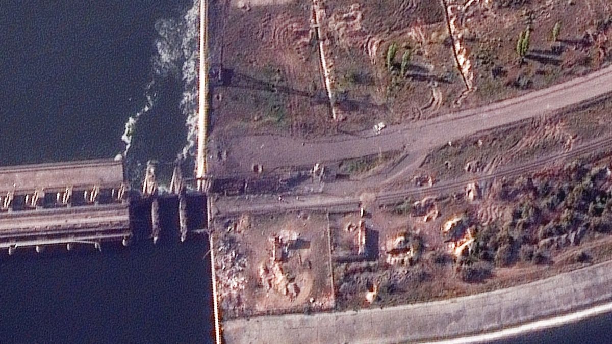Rusové při ústupu vážně poškodili hráz Kachovské vodní elektrárny, ukazují snímky