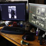 Pracovní stůl fotografa si dnes už nelze představit bez počítače a displejů.