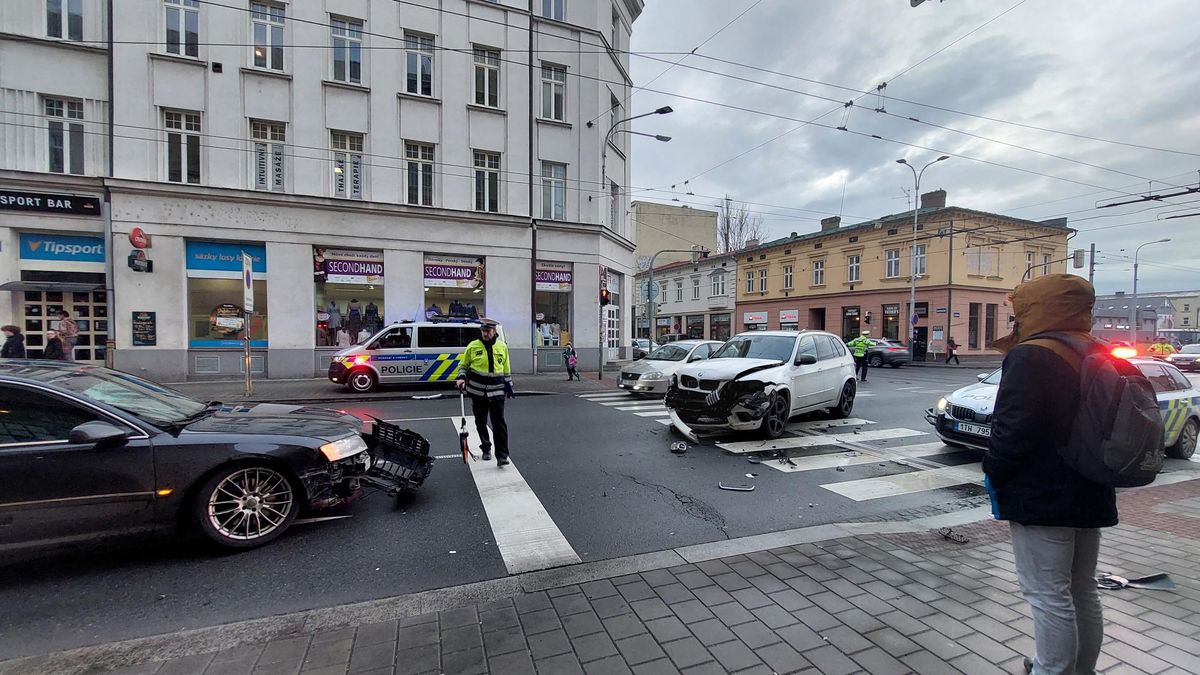 Srážka dvou aut zablokovala centrum Ostravy