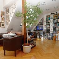 Odstraněním příčky se ze dvou pokojů stal jeden prosvětlený s místem i na pracovní stůl a rozsáhlou knihovnu.