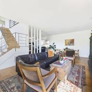 Přízemí domu tvoří jeden velký propojený společenský prostor.