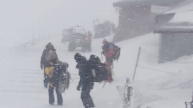 Horská služba odvezla ze Sněžky tři vyčerpané turisty, jeden byl jen v trenkách