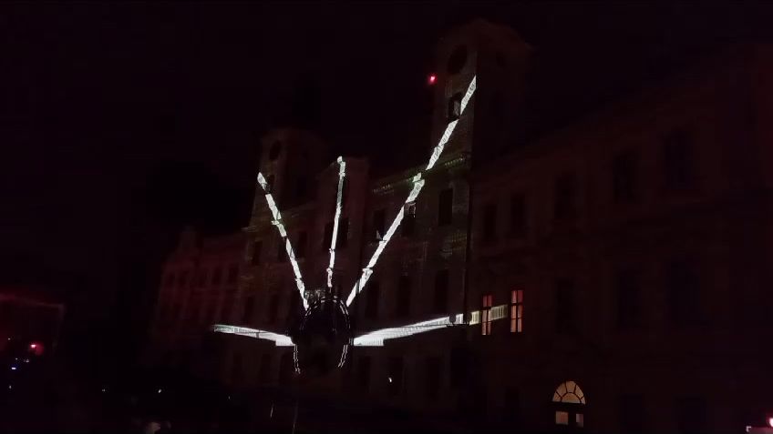 Hradec přivítal Nový rok videomappingem, příznivci ohňostroje se hned hřmotně ozvali