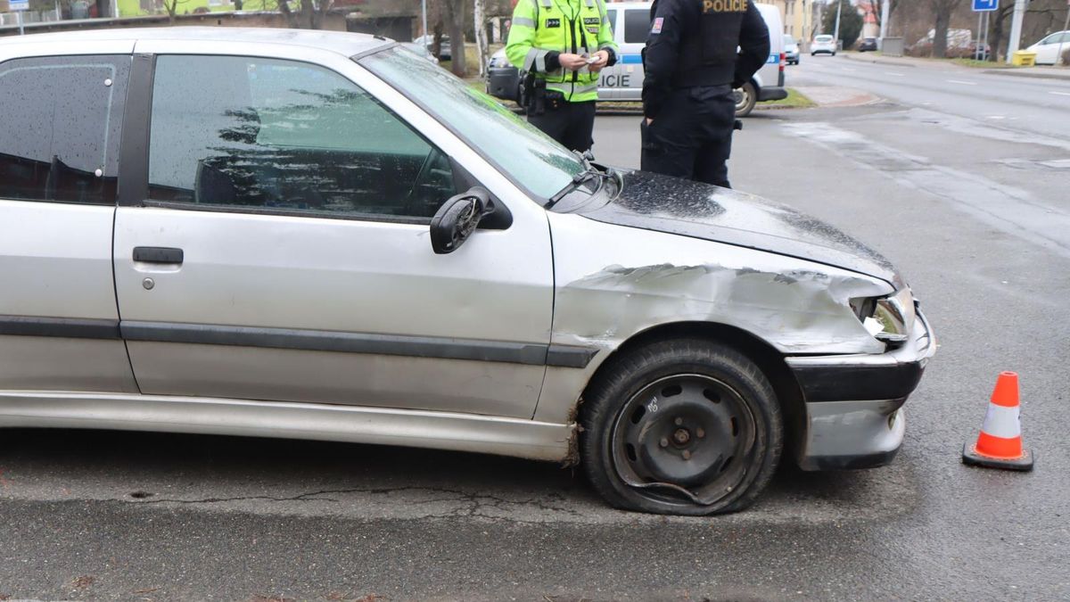Senior bez řidičáku naboural v Třebíči zaparkované auto a ujel