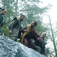 Šógun, nový seriál Disney+, nabízí velkolepou podívanou. V hlavních rolích jsou vedle herců, boje také tradice (často brutální), které Evropané nechápou.