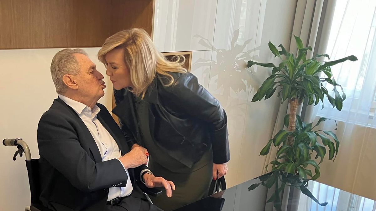 „Dítě moje…“ Zemana přišla rozptýlit Alena Schillerová. Došlo i na líbání
