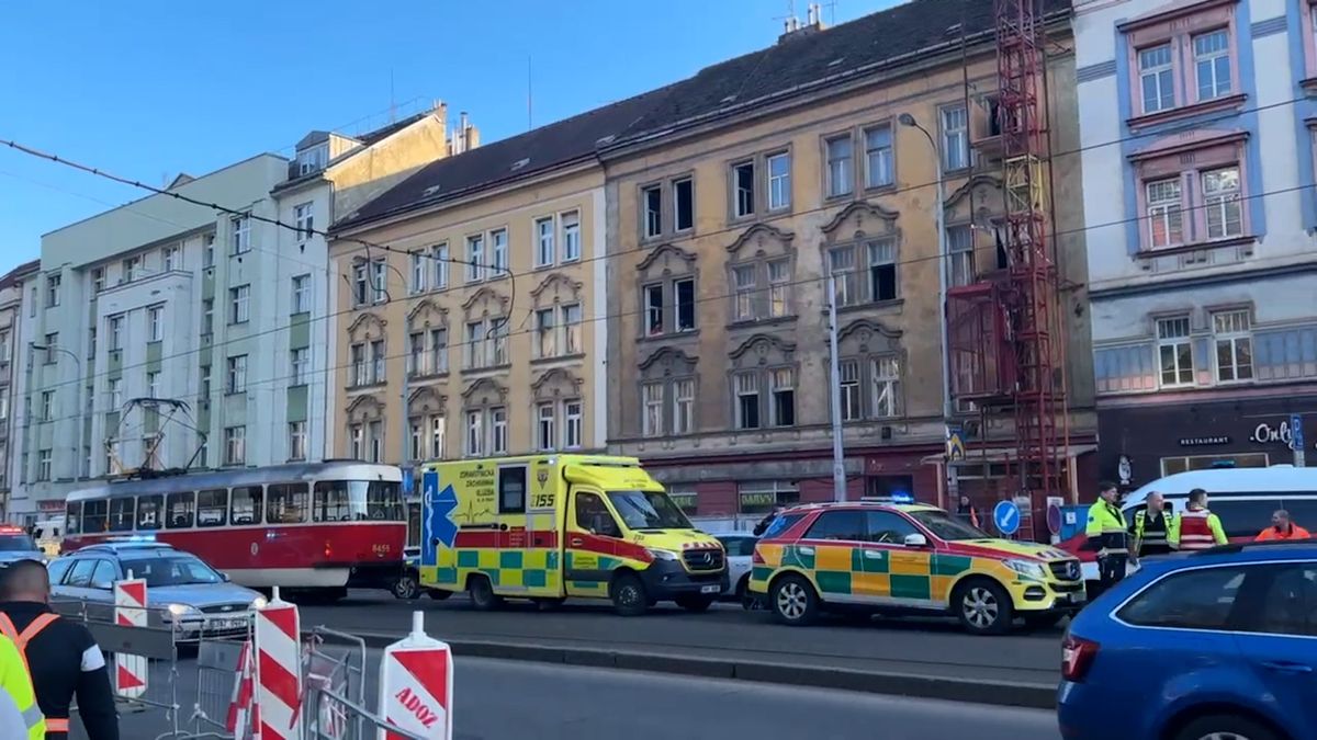 Tramvaj v Praze odhodila ženu do vozovky, kde ji přejelo auto. Řidič ujel