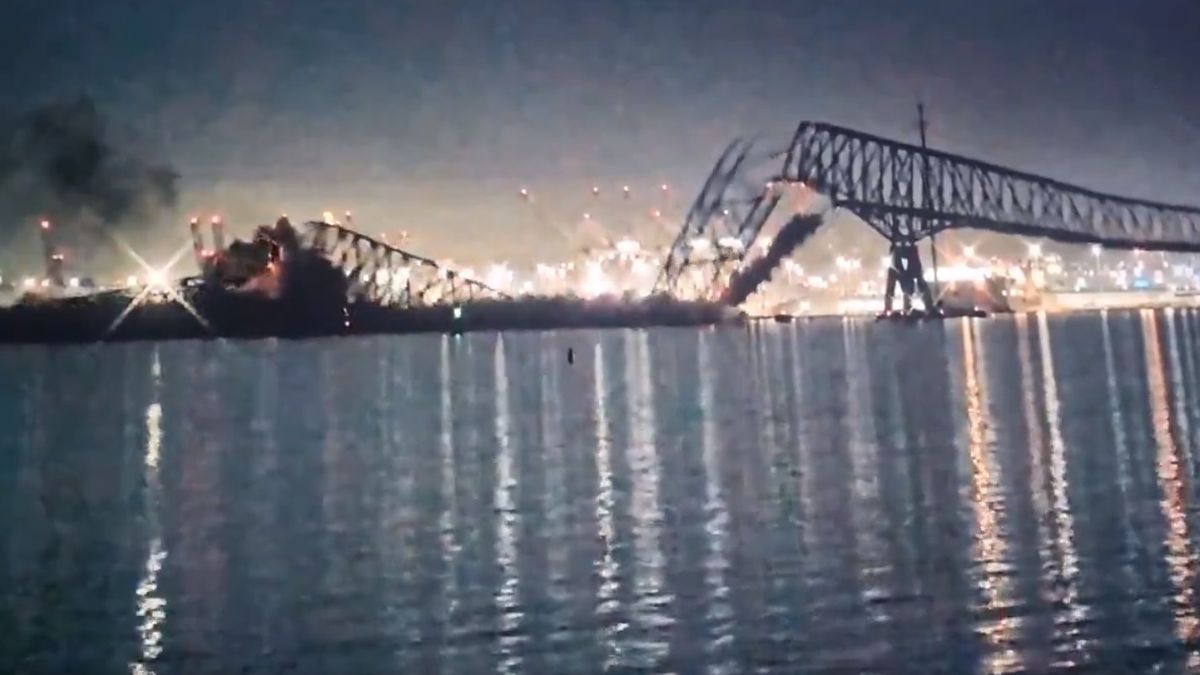 V Baltimoru se zřítil most po nárazu lodi, ve vodě jsou lidi i auta