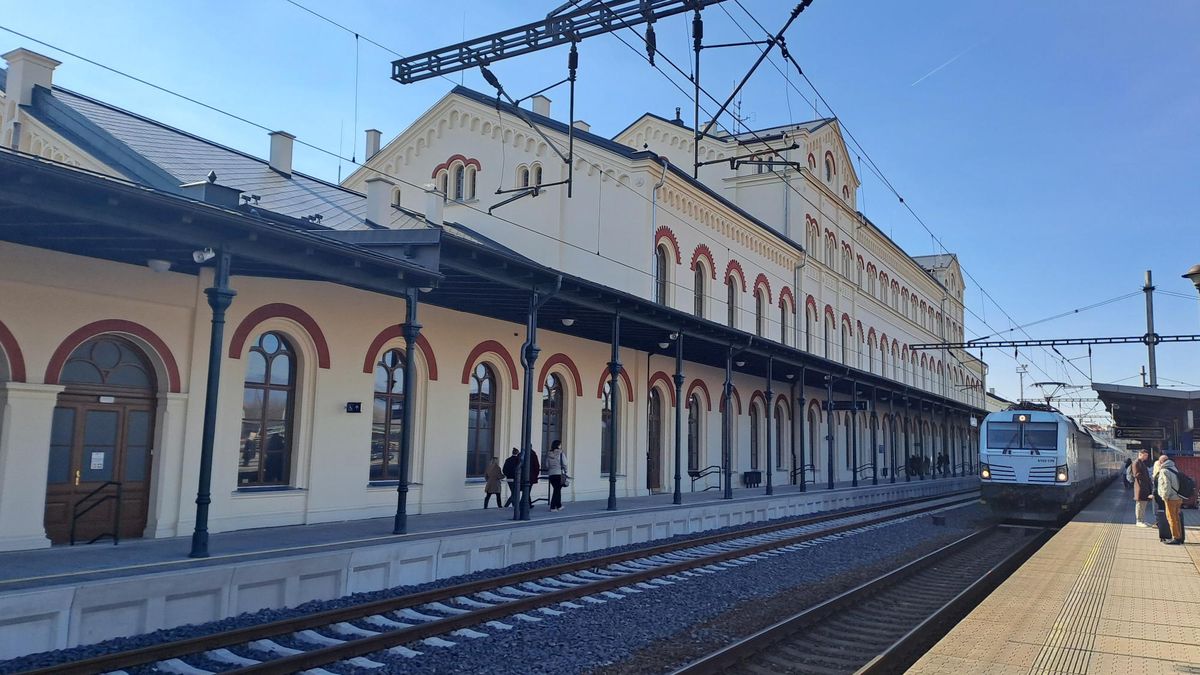 Historické nádraží v Teplicích dostalo novorománskou podobu. Opravou projdou i vnitřní prostory