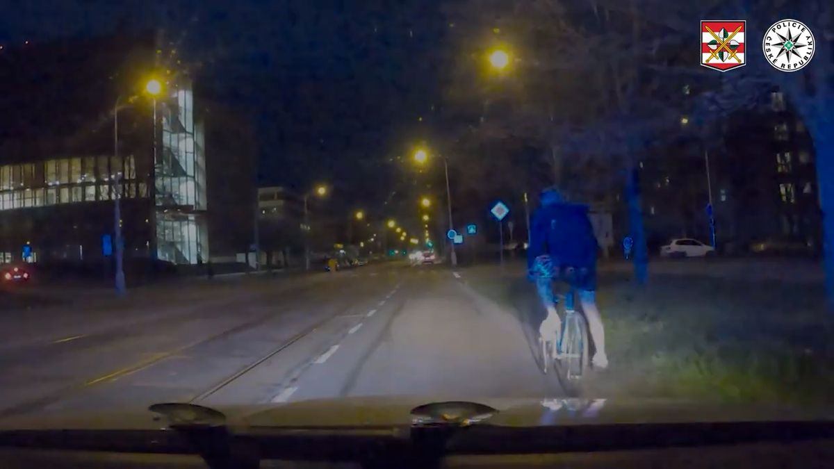 Neviditelný cyklista jel nočním Brnem. Zrovna jsem to kolo koupil, hájil se