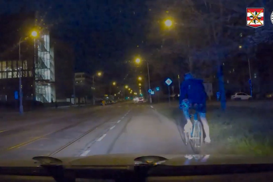 Neviditelný cyklista jel nočním Brnem. Zrovna jsem to kolo koupil, hájil se 