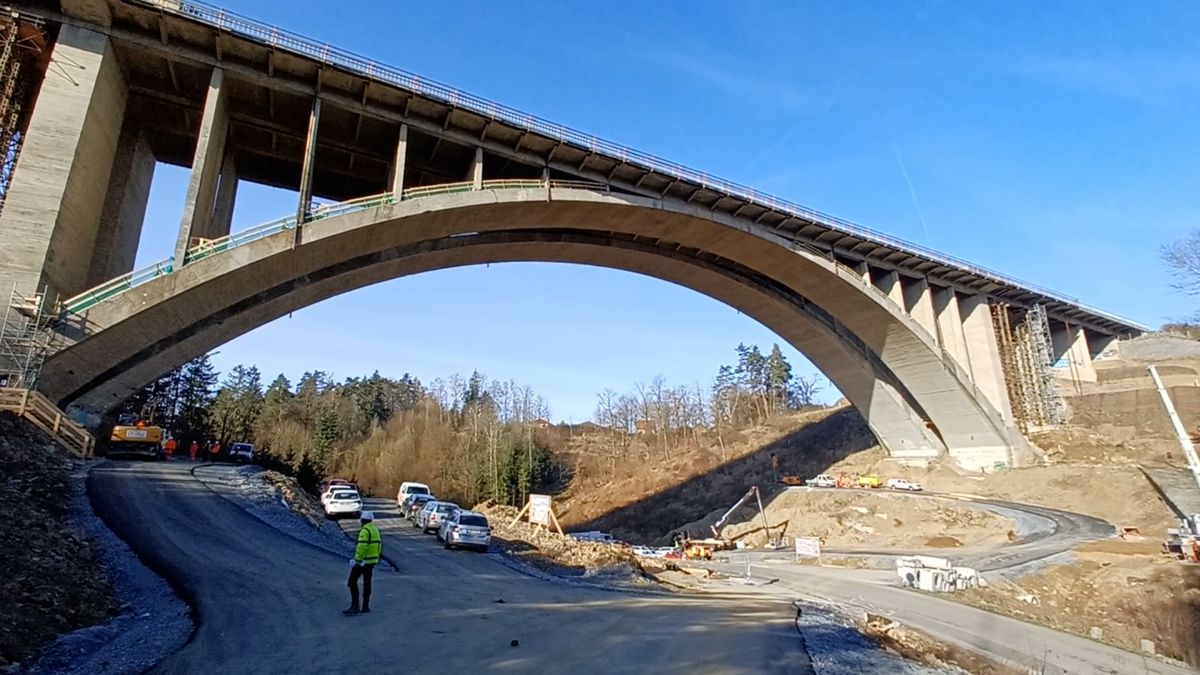 Opravuje se letitý most na D1, jeho pohyb hlídají čidla
