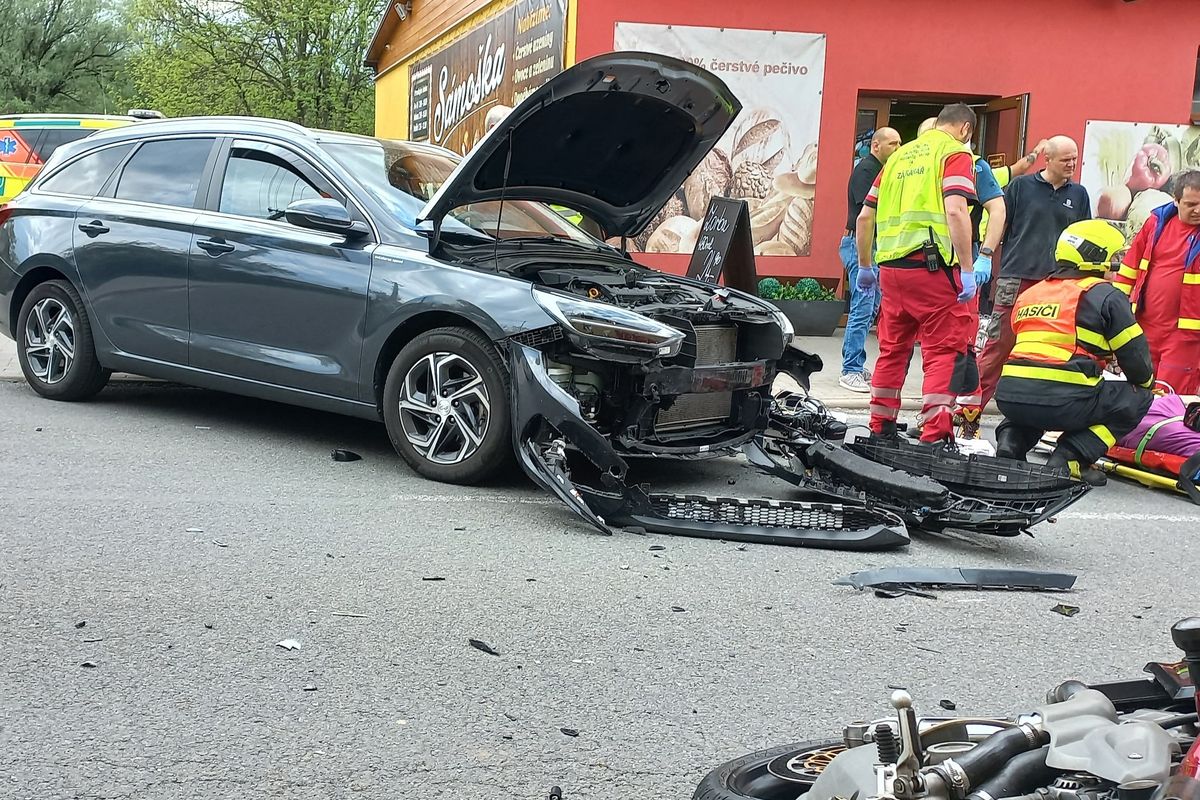 Na Frýdecko-Místecku se srazilo auto s motorkářem. Letěl pro něj vrtulník