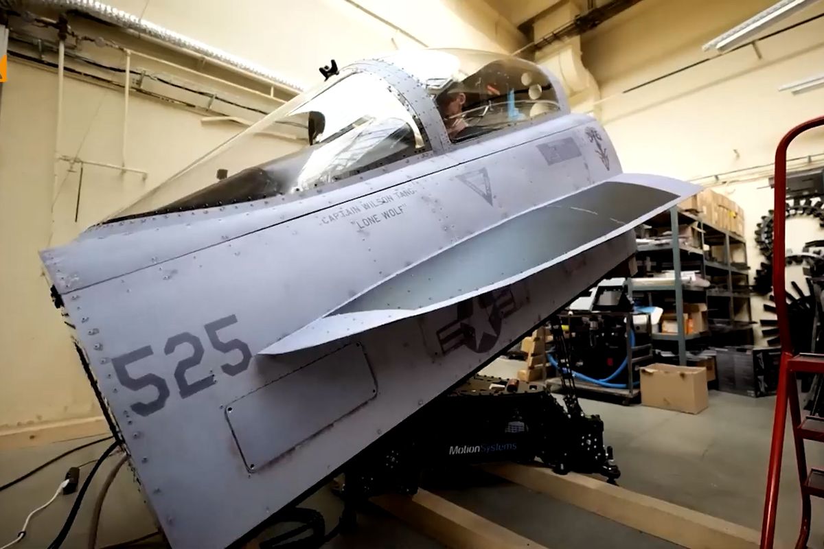 Česká republika předala Ukrajině první letecký simulátor pro výcvik pilotů na F-16